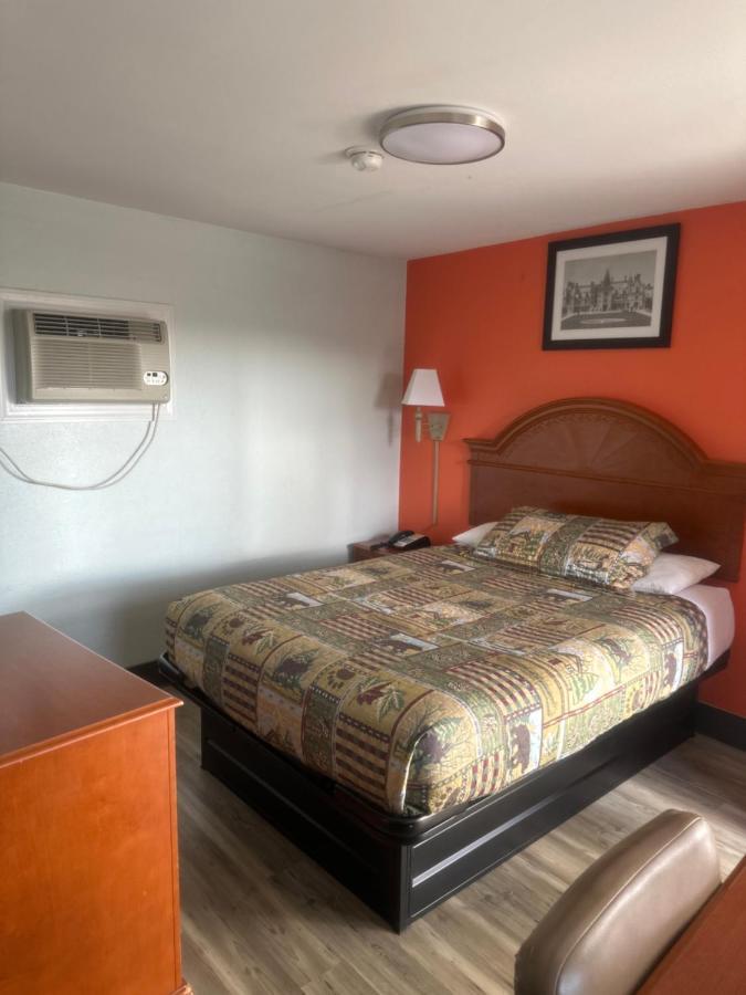 Whispering Pines Motel Asheville Exterior photo